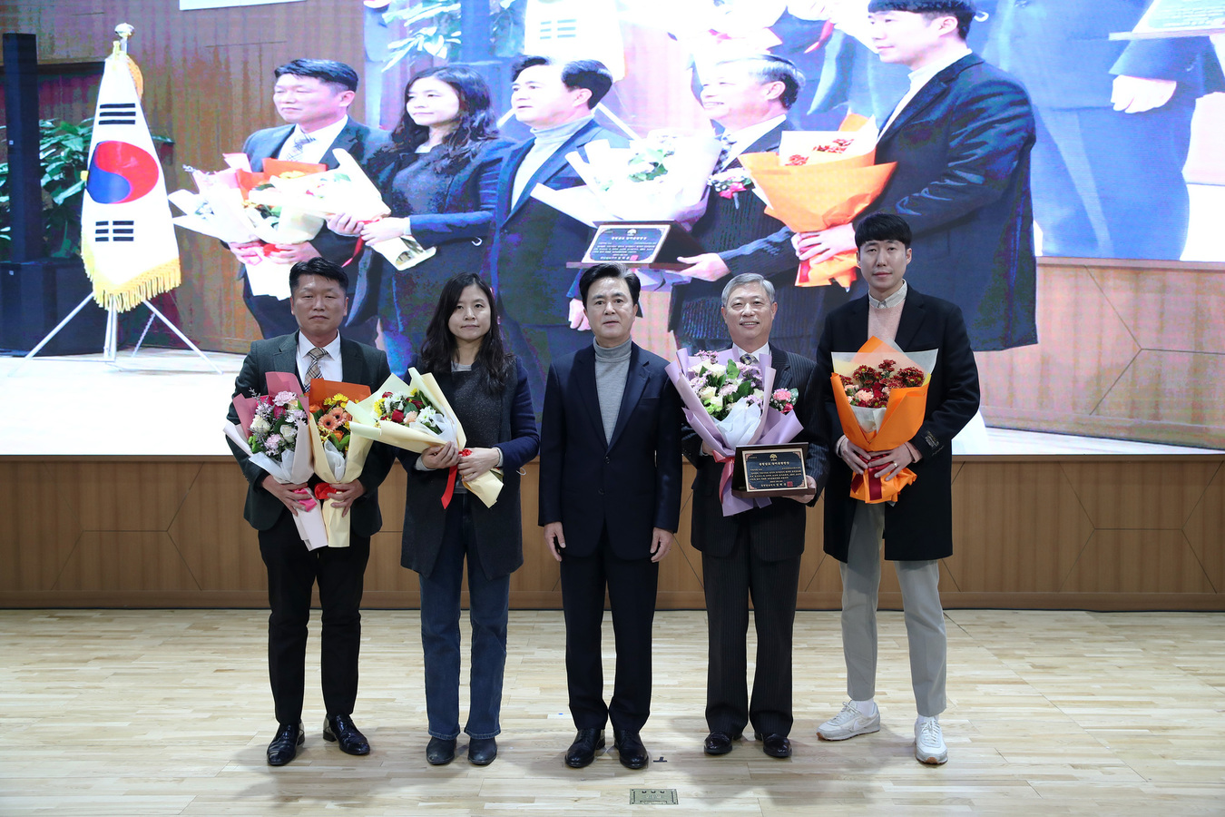 <사진> 금산인삼약초산업진흥원, 제30회 충남도 농어촌발전 수상 기념사진(왼쪽부터 금산인삼약초산업진흥원 김기태 GAP인증팀장, 금산군청 인삼약초과 서은영 주무관, 김태흠 충남도지사, 김영수 금산인삼약초산업진흥원장, 금산인삼약초산업진흥원 GAP인증팀 차유상 심사원)
